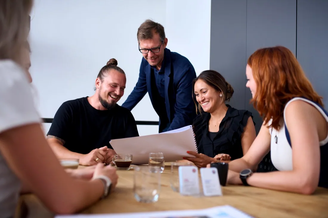 Againstmedia Team bei einer gemeinsamen Projektbesprechung in Velden