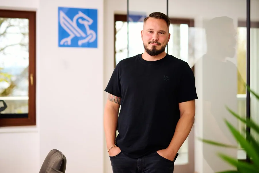 Christoph Karner im Againstmedia Büro in Velden am Wörthersee
