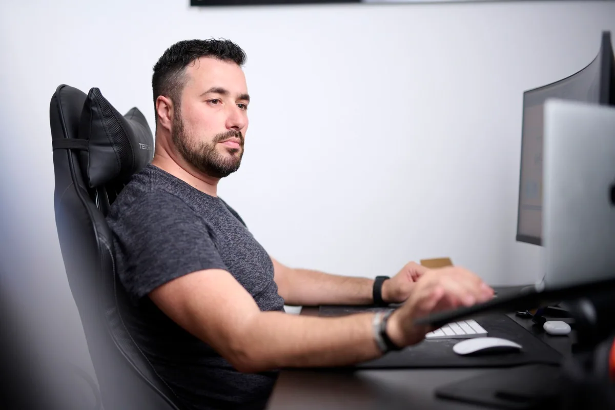 Christoph Karner bei der Webentwicklung im Againstmedia Büro
